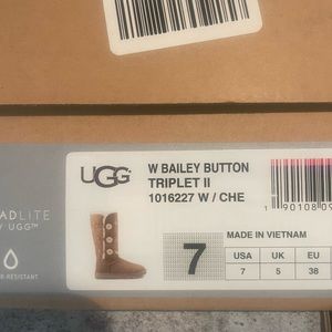 COPY - Uggs Bailey button triple II